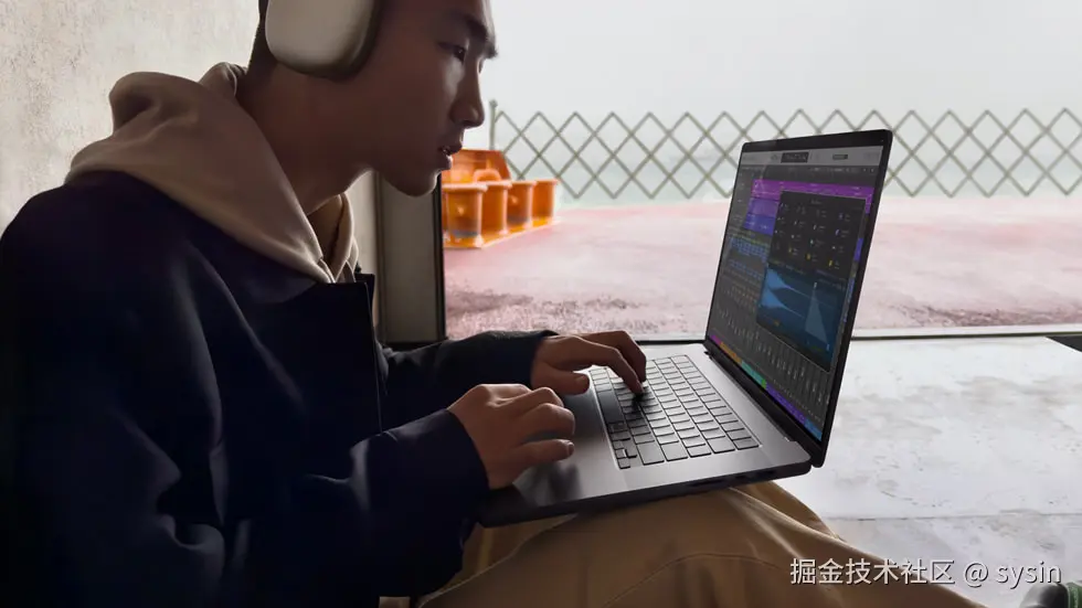 一个人佩戴着 AirPods Max，在 MacBook Pro 上使用 Logic Pro。