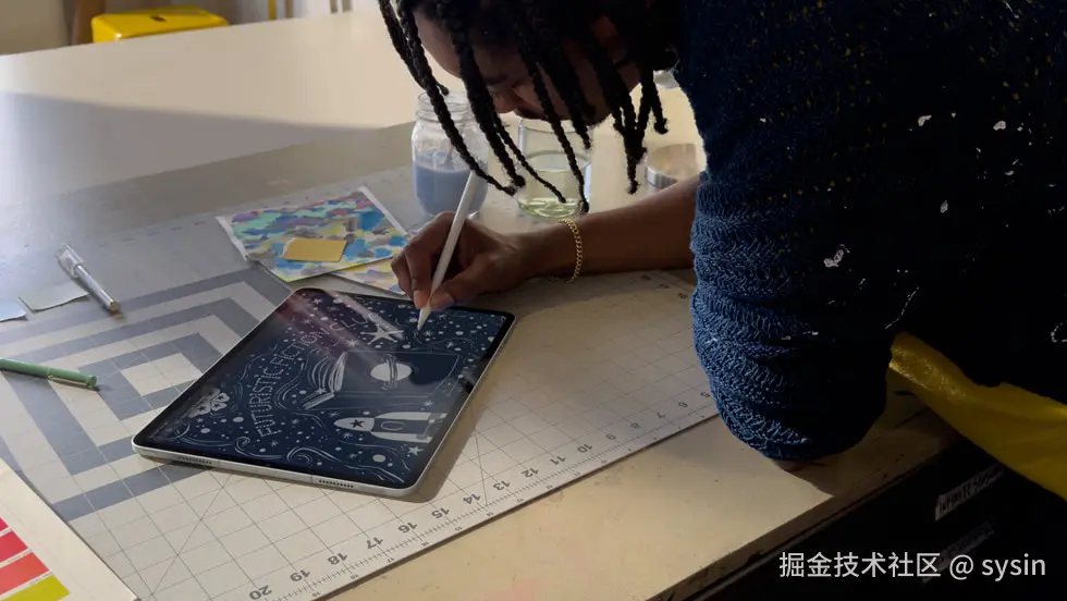 一个人使用 Pixelmator Pro app 在 iPad Pro 上绘画。