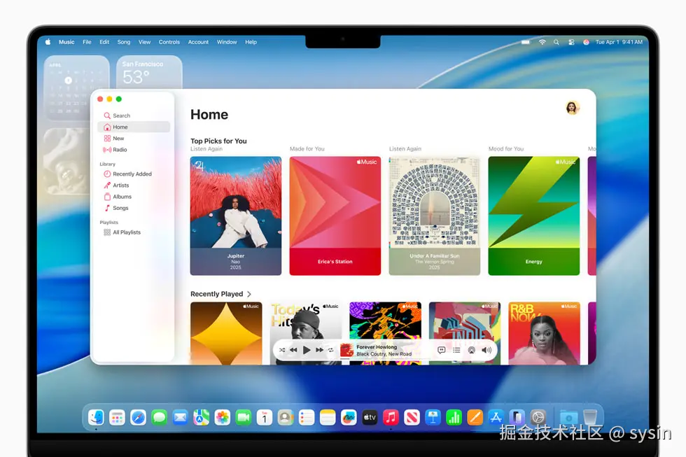 一台 16 英寸 MacBook Pro 上显示着 macOS Tahoe 中设计一新的音乐 app。