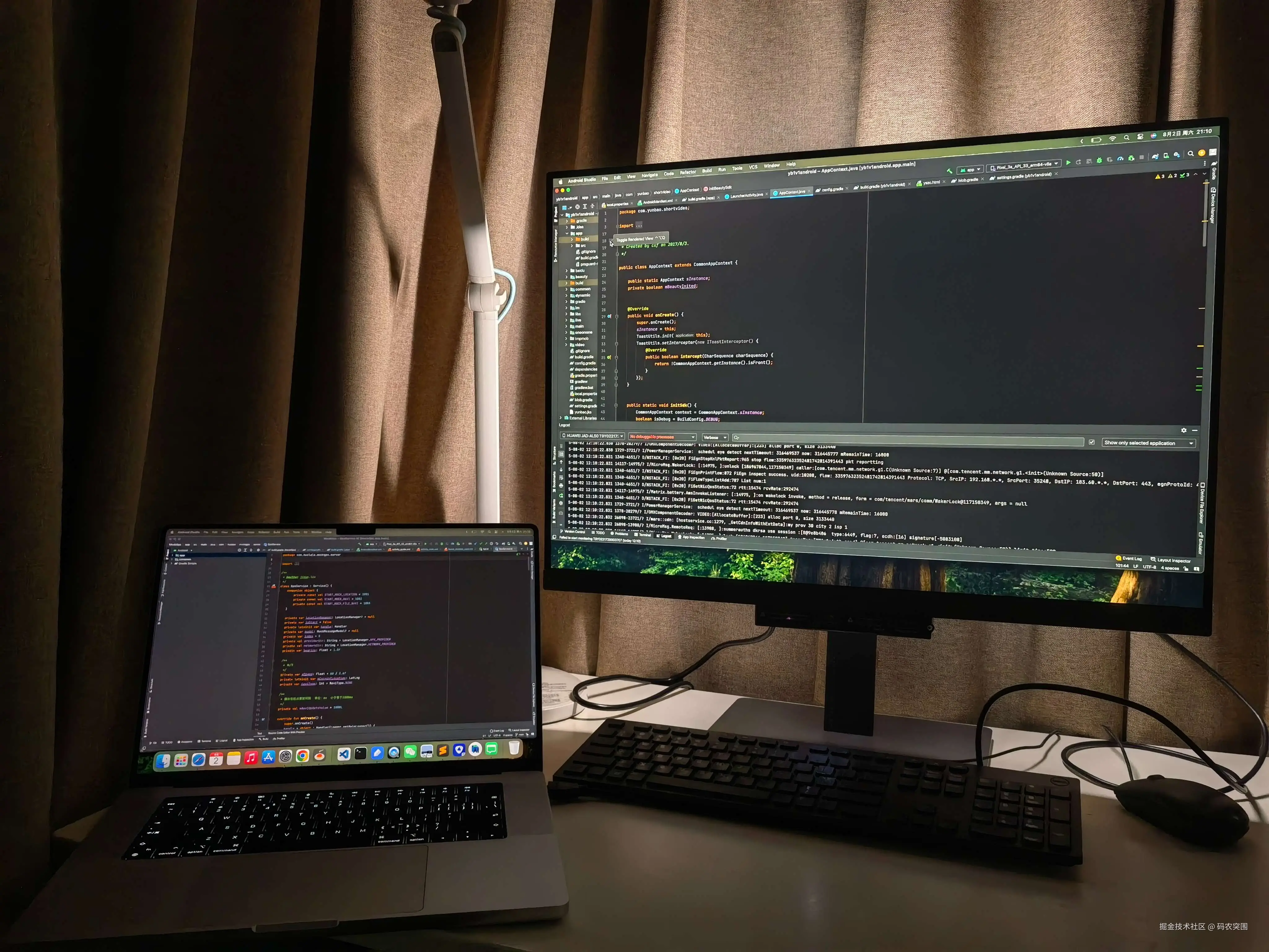 图：显示器前置图（开启MoonHalo背光灯）