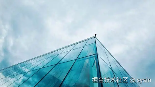 数据中心经理满意地看着平板电脑