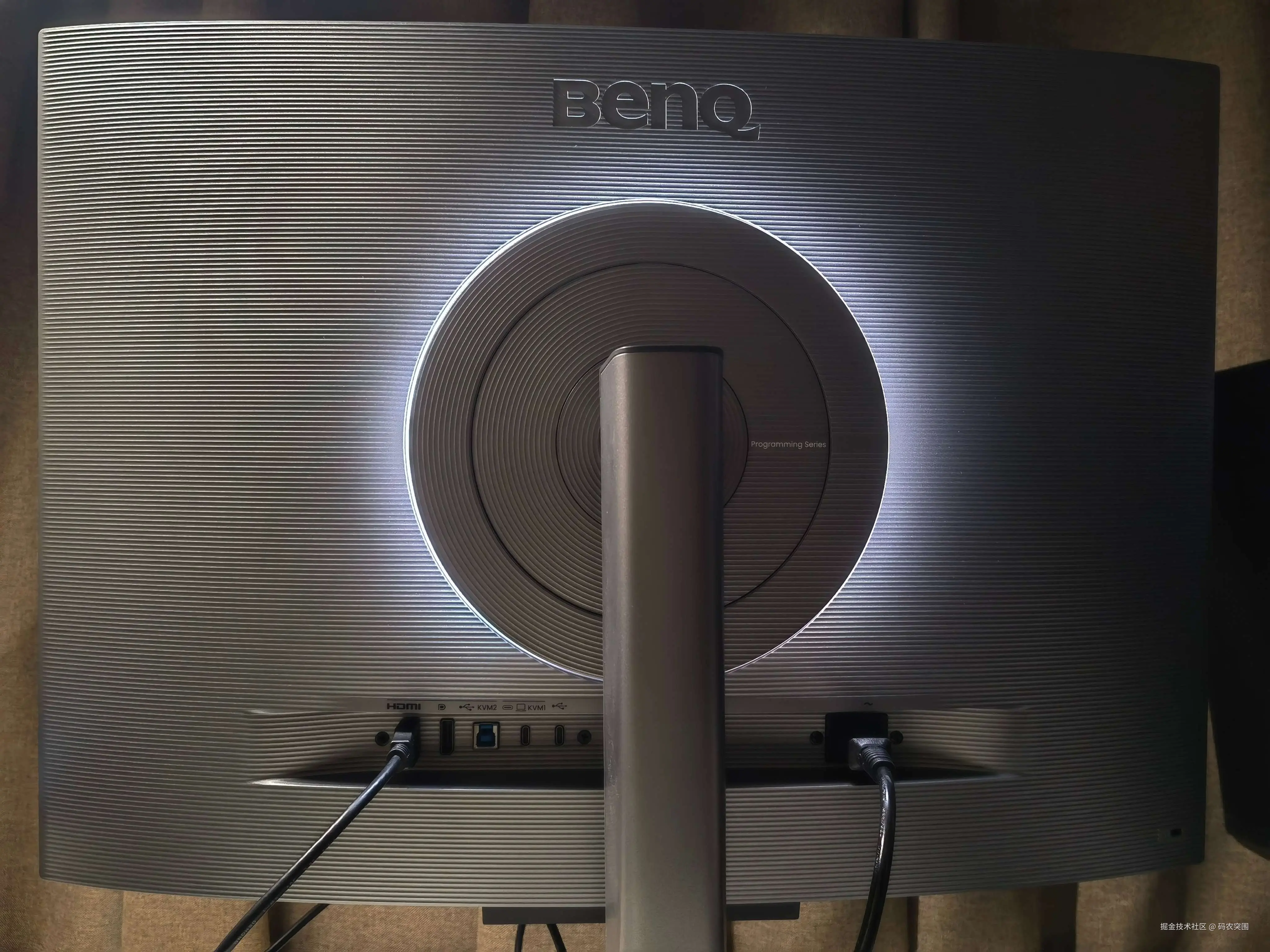 图：显示器后置图（开启MoonHalo背光灯）