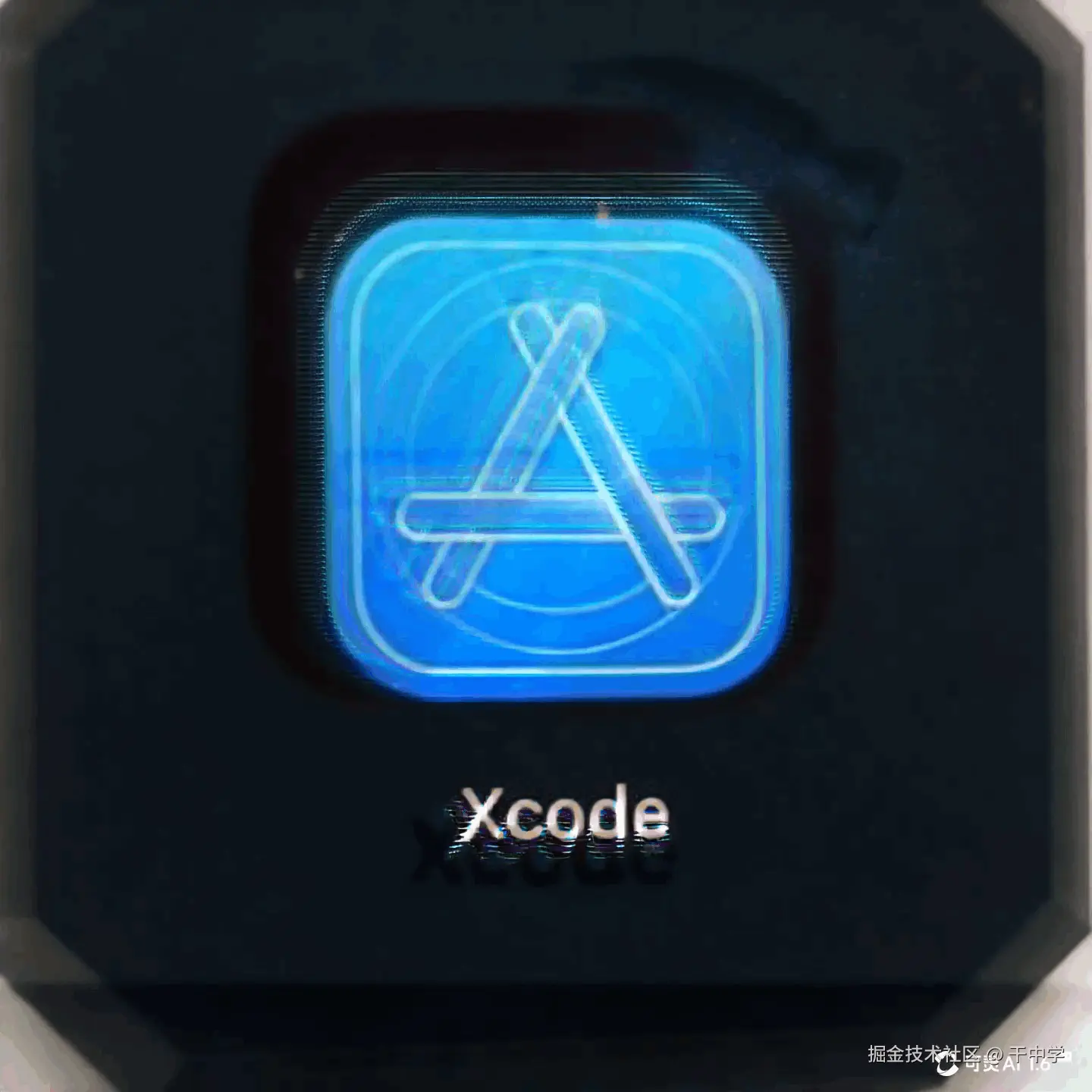 高品质_1x1_Cursor图中锥形图标飞入与Xcode图中变成锤子_体现出Cu.gif