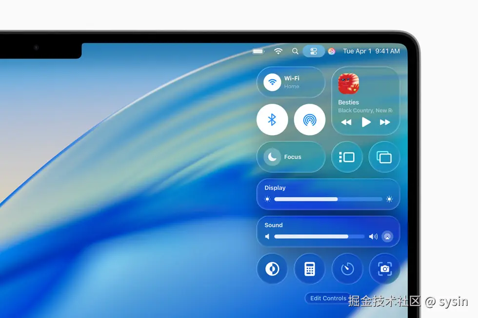 一台 16 英寸 MacBook Pro 上显示着 macOS Tahoe 中设计一新的控制中心。