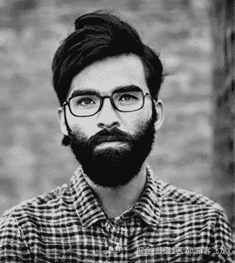 戴胡须和眼镜的人 自动生成的描述