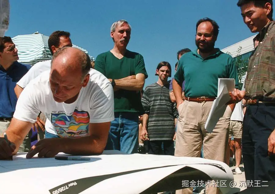 卡特勒在 Windows NT 发布时俯身签字